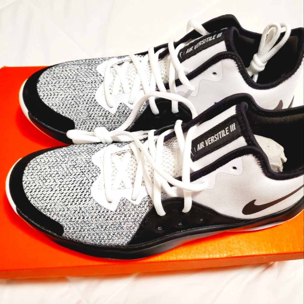 Nike Mens Air Versitile III Basketball Shoes Black/White/Dark Grey 7.5 M